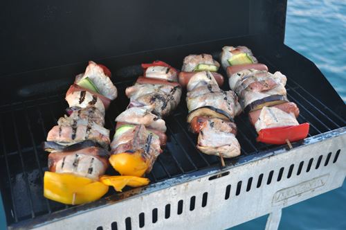 brochettes de viande sur un barbecue