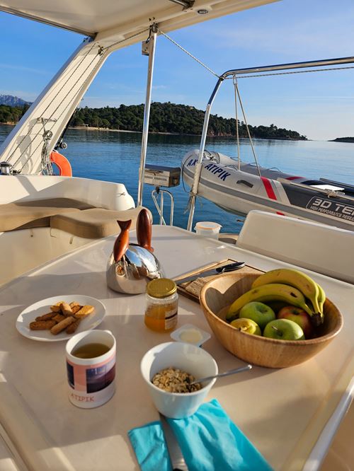 coin repas du carré extérieur à bord du catamaran ATIPIK